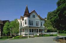 викторианский дом с угловой башней